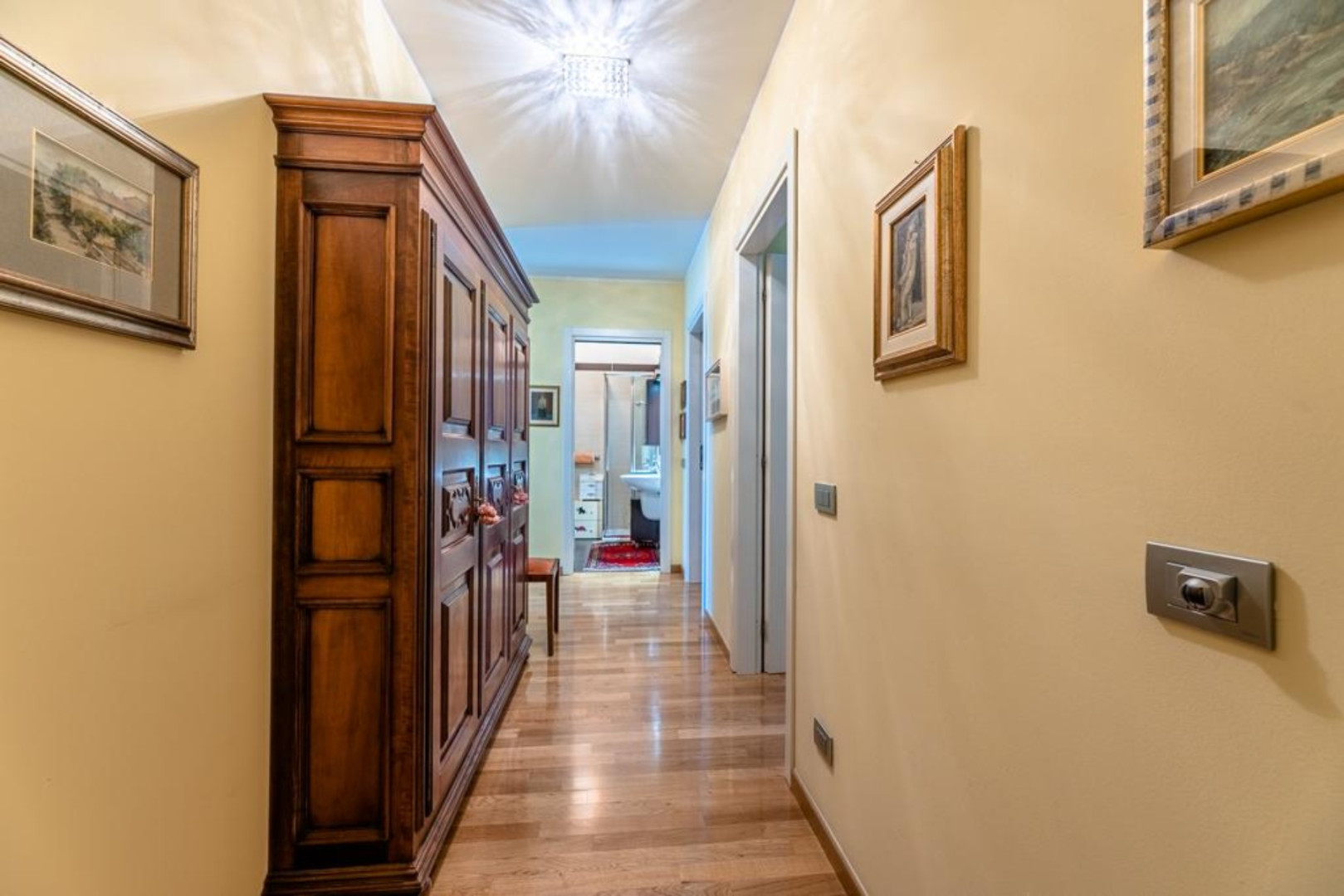 UNA CASA DA RIVISTA, UNA VISTA DA CARTOLINA